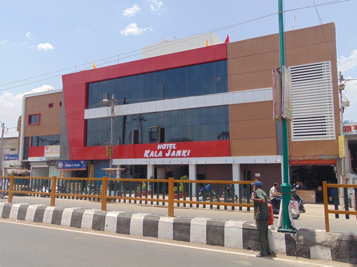 Hotel Kalajanki Ujjain Extérieur photo