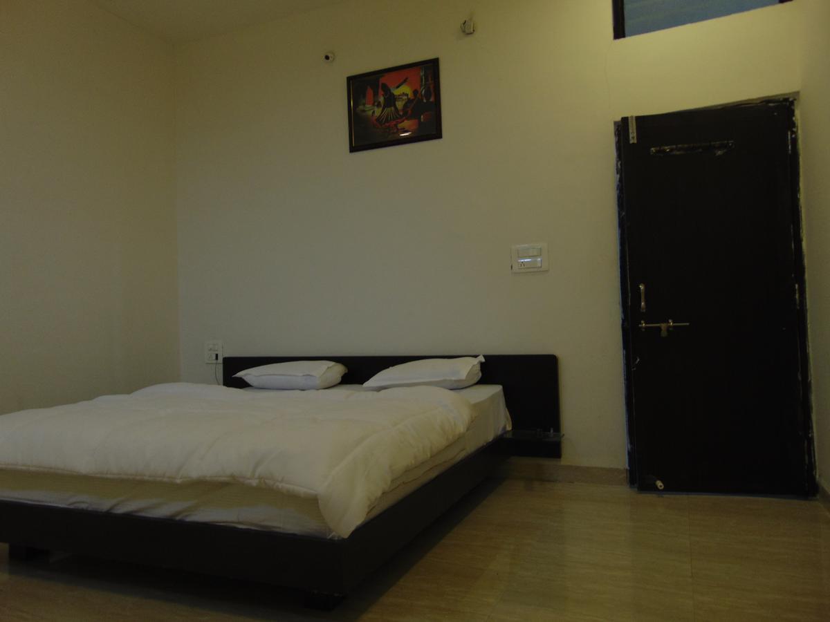 Hotel Kalajanki Ujjain Extérieur photo